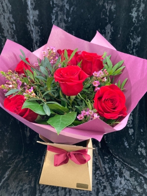 Romantic 6 red rose gift box